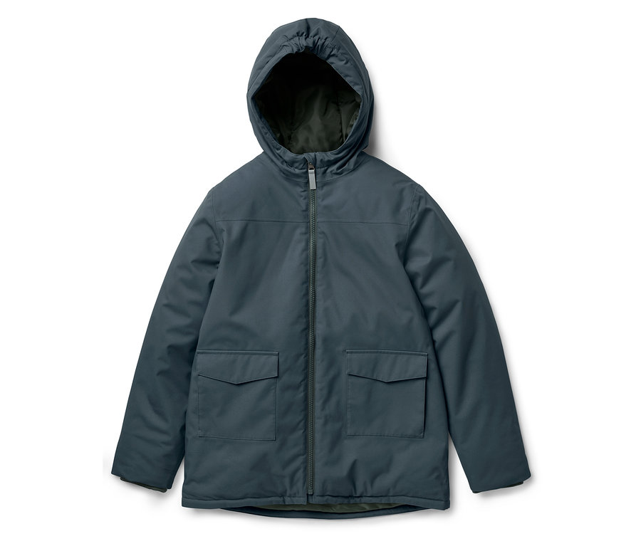 Tmavomodrá bunda s kapucňou a zipsom v strede.