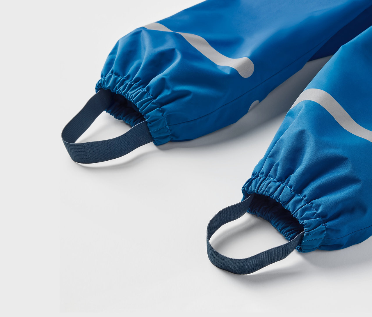 Detail modrých detských termo nohavíc do dažďa.