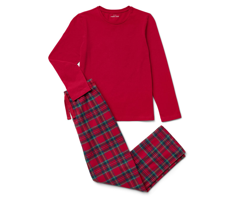 Červené pyžamo s dlhým rukávom a kockované nohavice ležia na bielom pozadí.