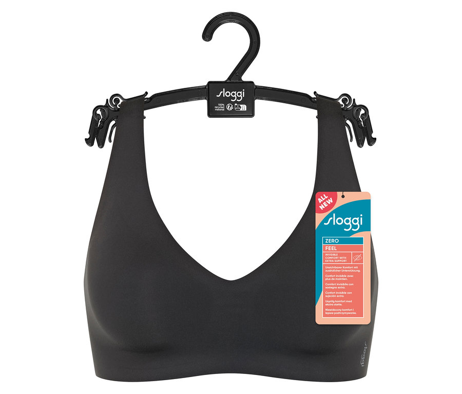 Čierna podprsenka sloggi ZERO Feel 2.0 Soft Bra visí na čiernom vešiaku.