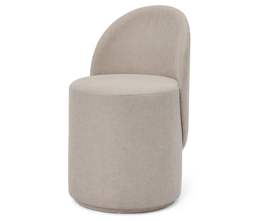 Béžová látková stolička s okrúhlym sedadlom a operadlom v tvare polkruhu.