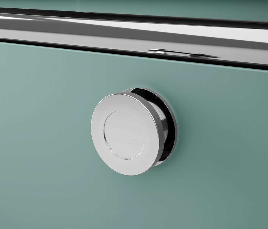 Detail zásuvky s chrómovanou úchytkou na svetlomodrozelenom pozadí.