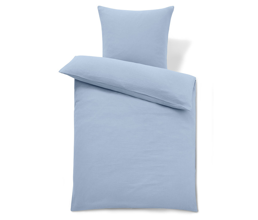 Svetlomodré obliečky s vankúšom hore.