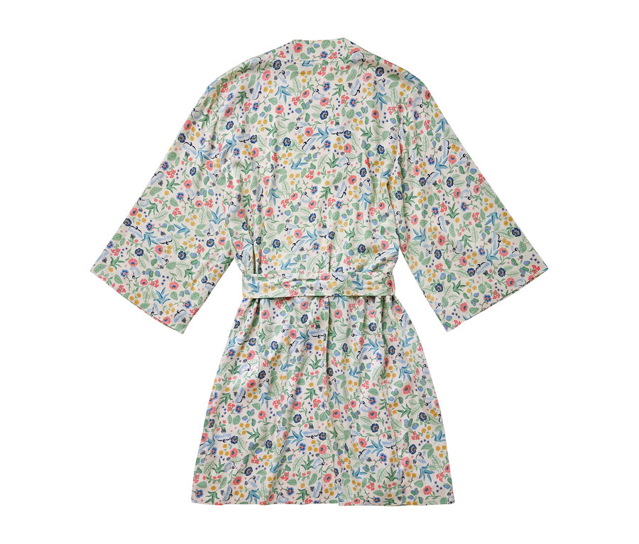 Pohľad zozadu na župan s kvetinovým vzorom.