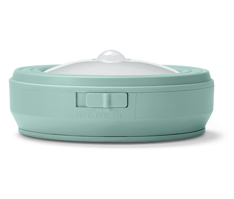 Detail okrúhleho nočného svetla v mätovo zelenej farbe s bielym difúzorom a prepínačom.