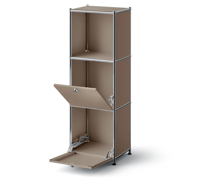 Trojposchodová hnedá skrinka s otvorenými dvierkami v strede a dole.