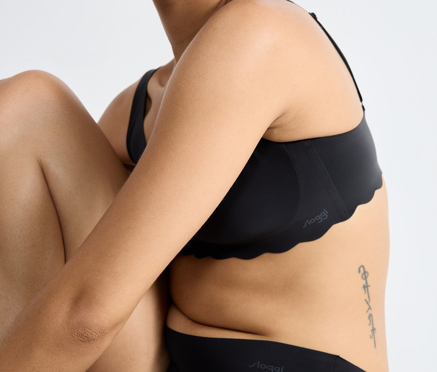 Žena má na sebe čiernu podprsenku sloggi ZERO Microfibre 2.0 Soft bra.