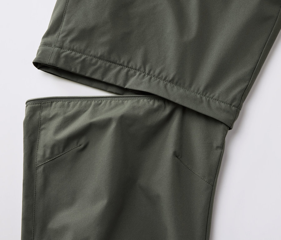 Detail funkčných nohavíc 2 v 1 v khaki farbe so zipsom.