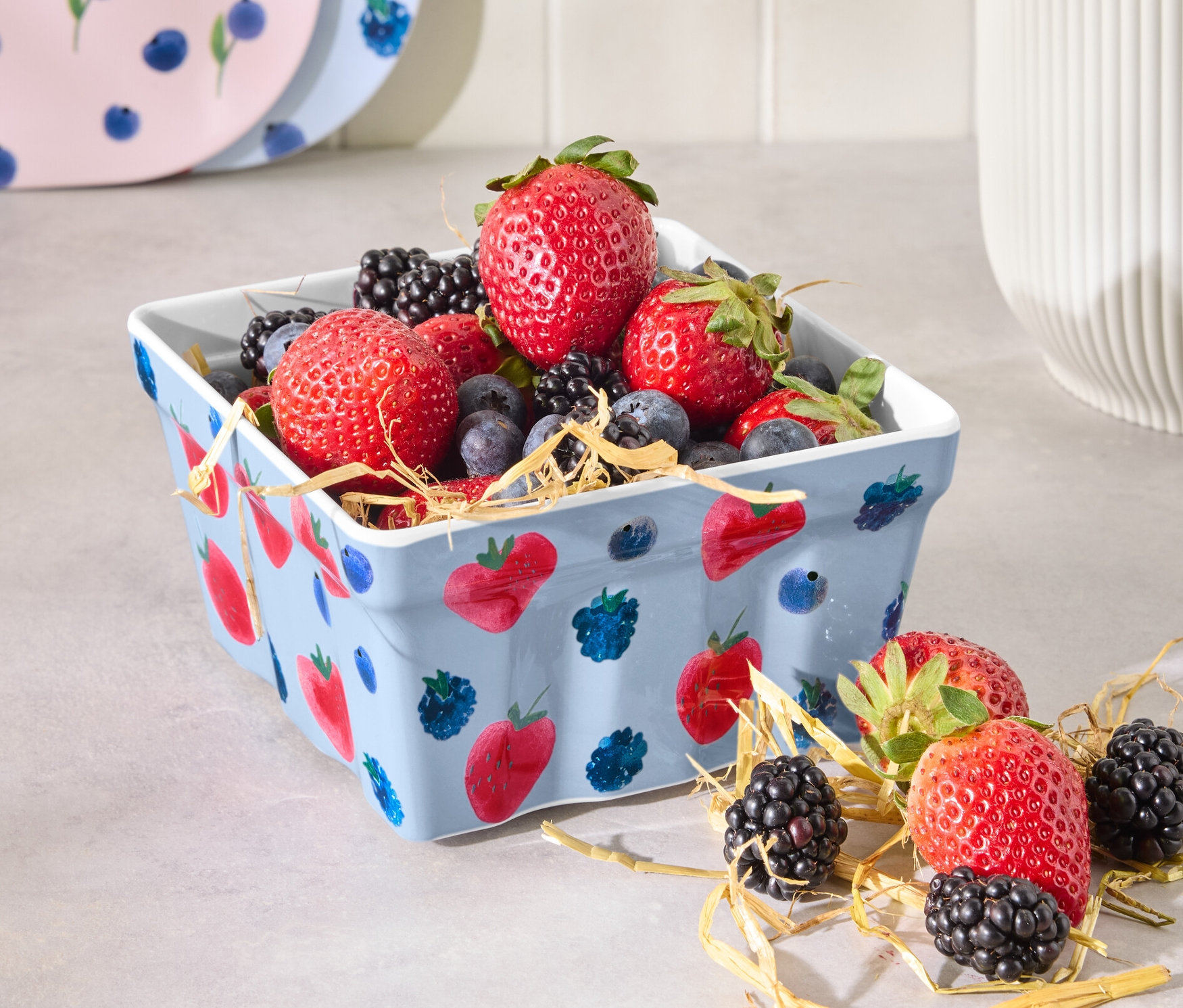 Miska na jahody plná jahôd, čučoriedok a černíc.