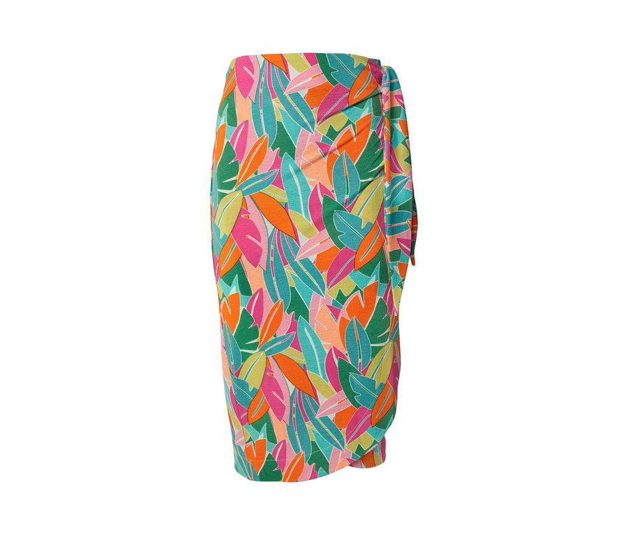 Detail zavinovacej džersejovej sukne s farebnou listovou potlačou.