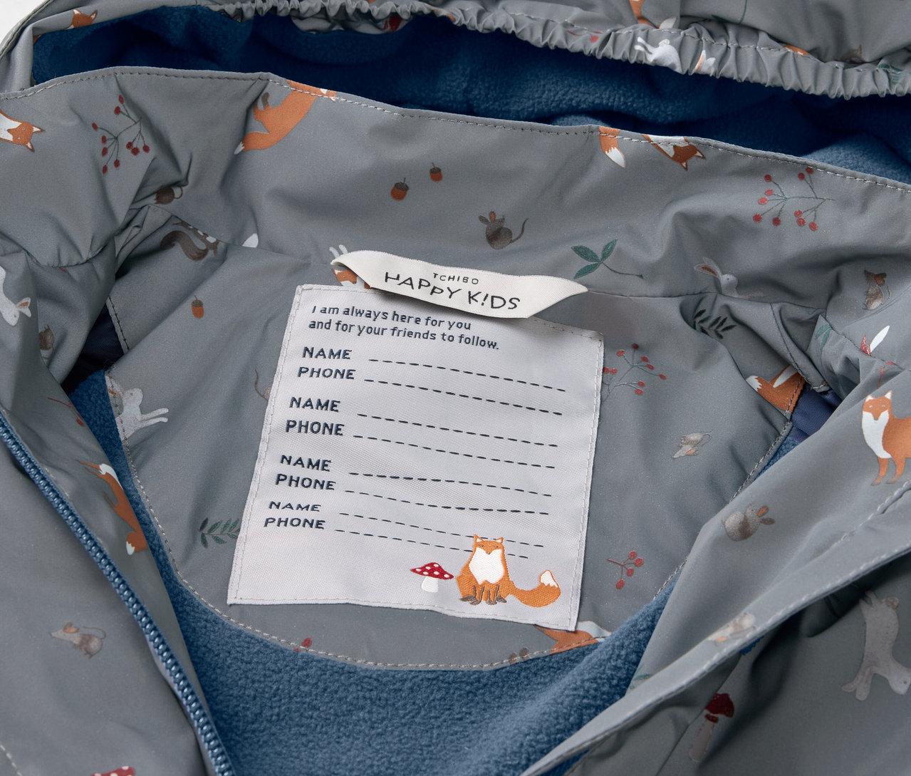 Detail detskej termo bundy do dažďa s reflexnými prvkami.