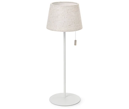Biela stojaca lampa s béžovým látkovým tienidlom.