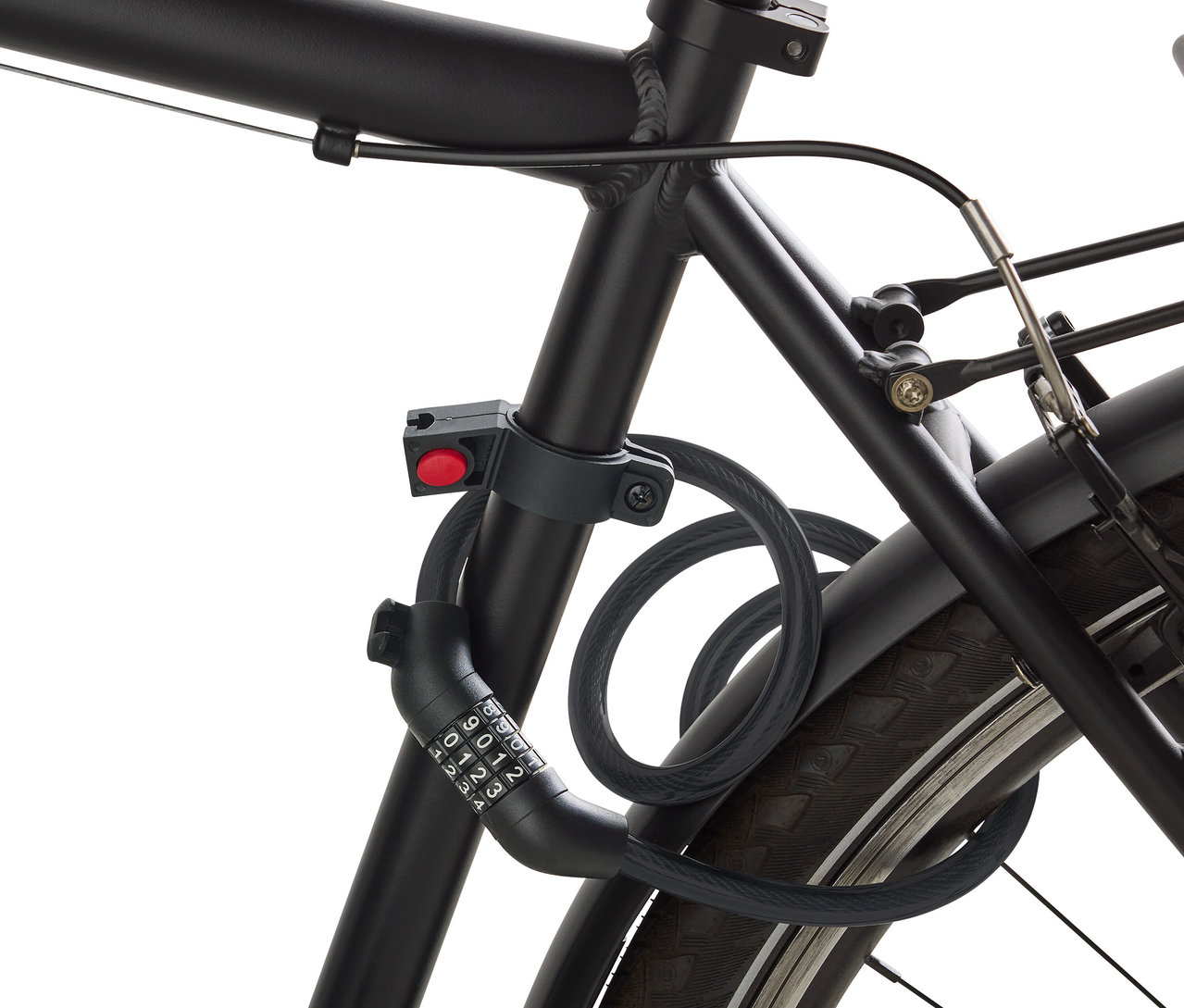 Detailný záber na čierny zámok na bicykel s číselným kódom ovinutým okolo rámu čierneho bicykla.