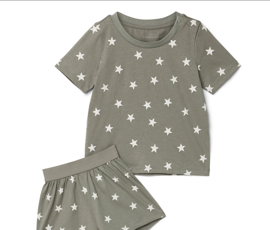 Sivá pyžamová súprava s bielymi hviezdami, pozostávajúca z trička s krátkym rukávom a šortiek.