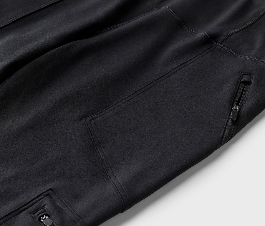 Detailný pohľad na čierne nohavice s vreckom na zips.