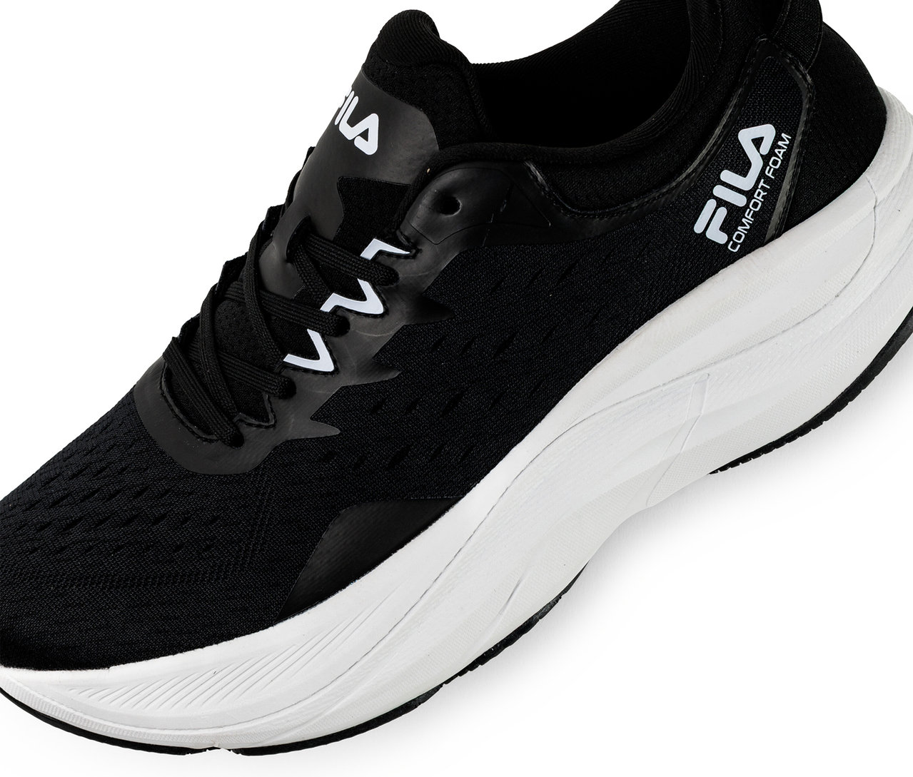 Čierno-biele pánske športové topánky FILA Retron s bielou podrážkou a bielym logom Fila na boku.