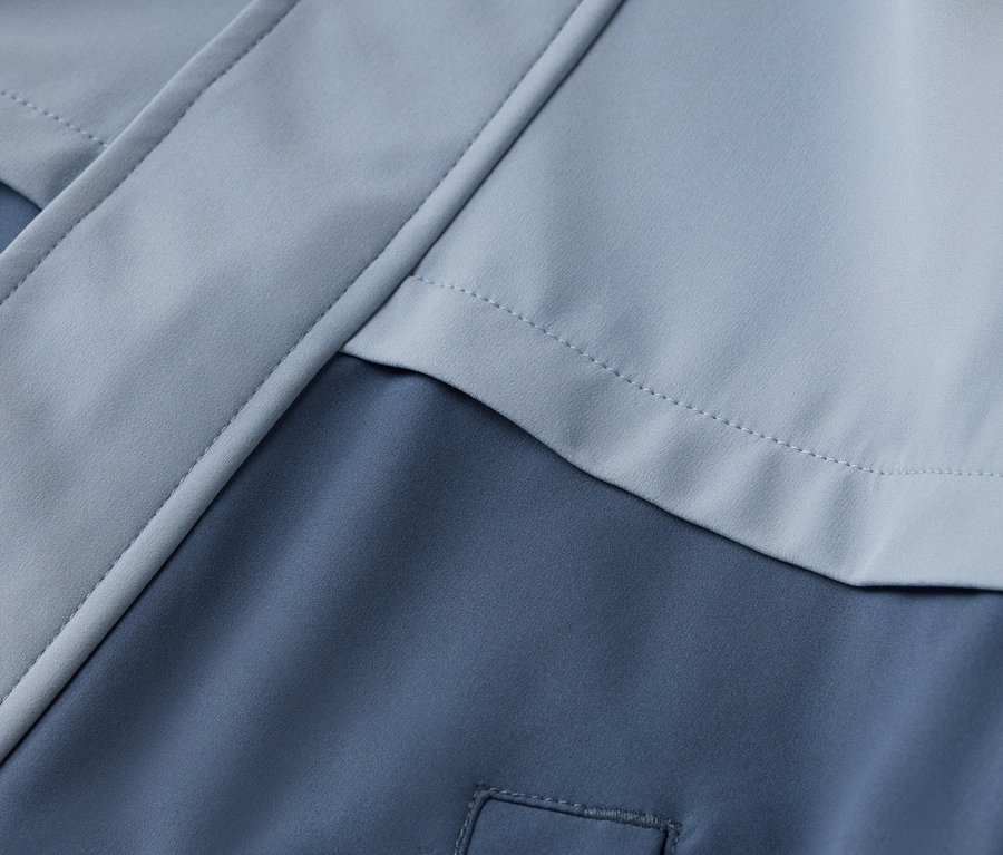 Detailný záber na svetlomodrú a tmavomodrú látku s detailmi švov.
