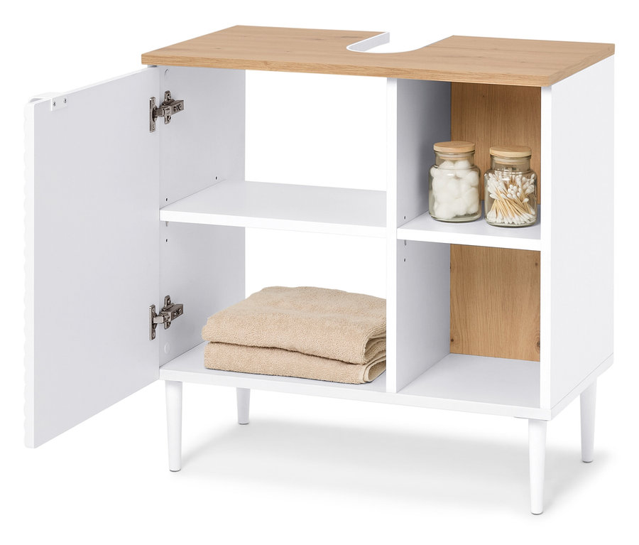 Biela kúpeľňová skrinka so svetlohnedou doskou, otvorenými dverami, uterákmi a pohármi s vatovými tampónmi a vatovými tyčinkami.