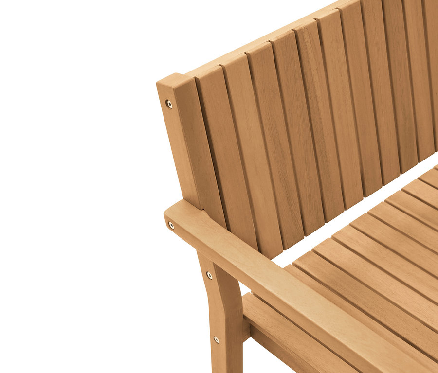 Detailný záber drevenej záhradnej lavice s podrúčkou a operadlom.