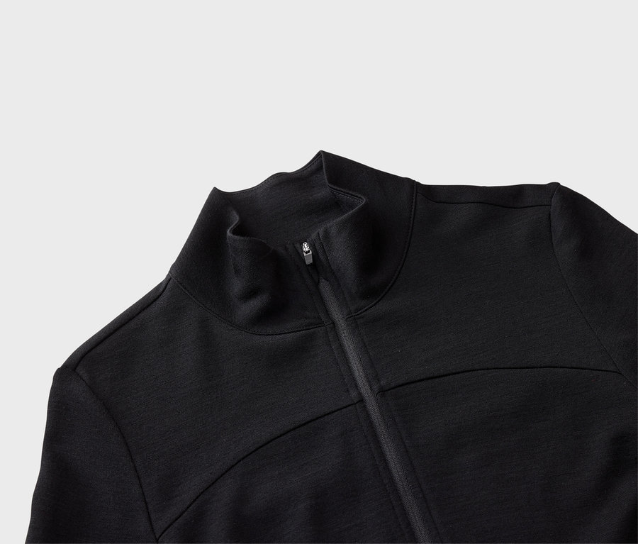 Detail čiernej bundy na zips.