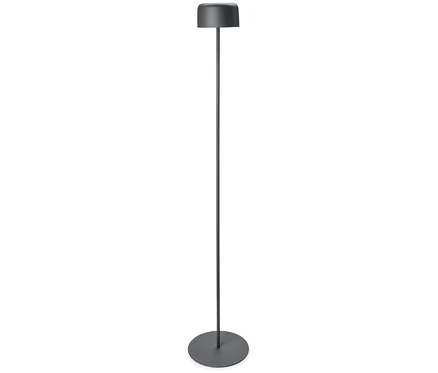 Sivá stojaca lampa stojaca na bielom pozadí.