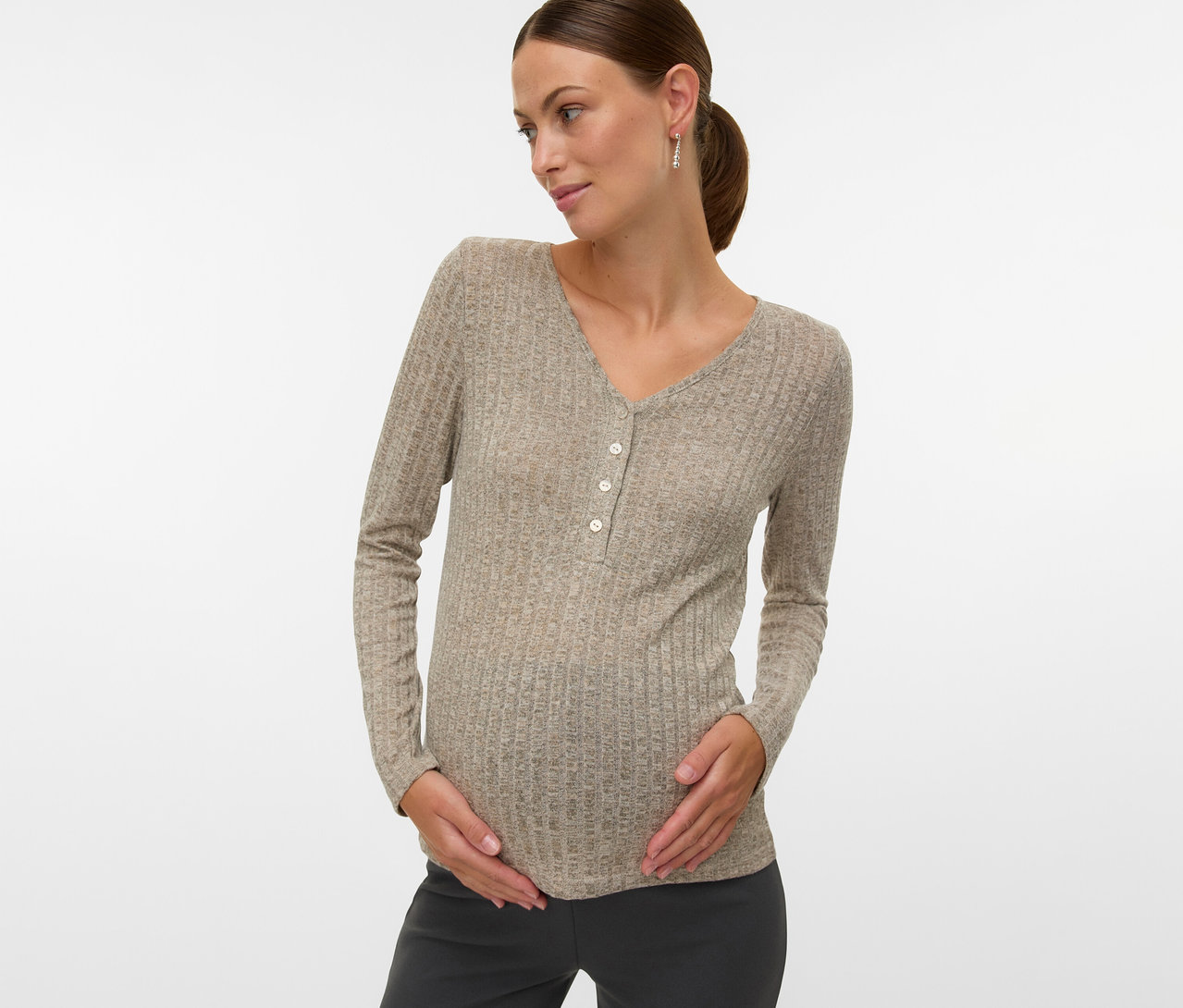 Tehotná žena v tričku MAMALICIOUS »MLPAMMIE LIA« s dlhými rukávmi a gombíkmi, držiaca si brucho.