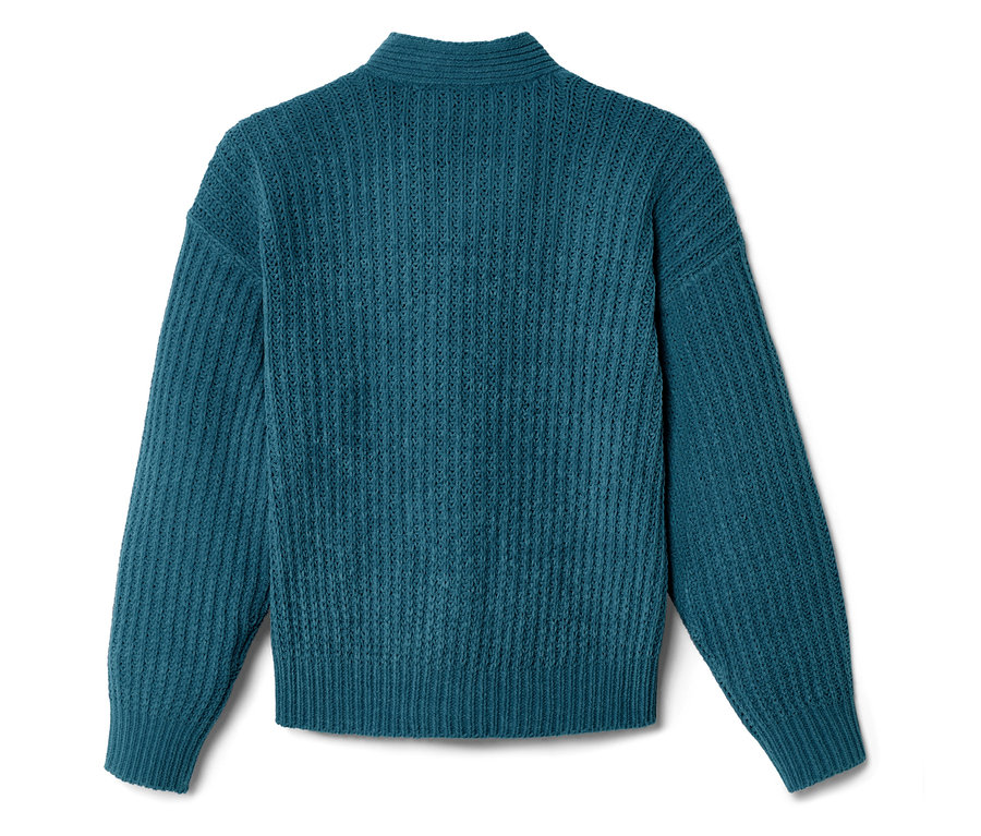 Detailný záber na tyrkysový pletený sveter s rolákom.