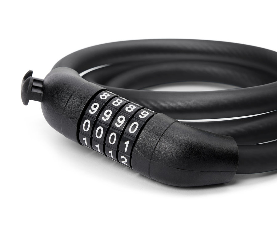 Čierny káblový zámok s číselným kódom leží na bielom pozadí.
