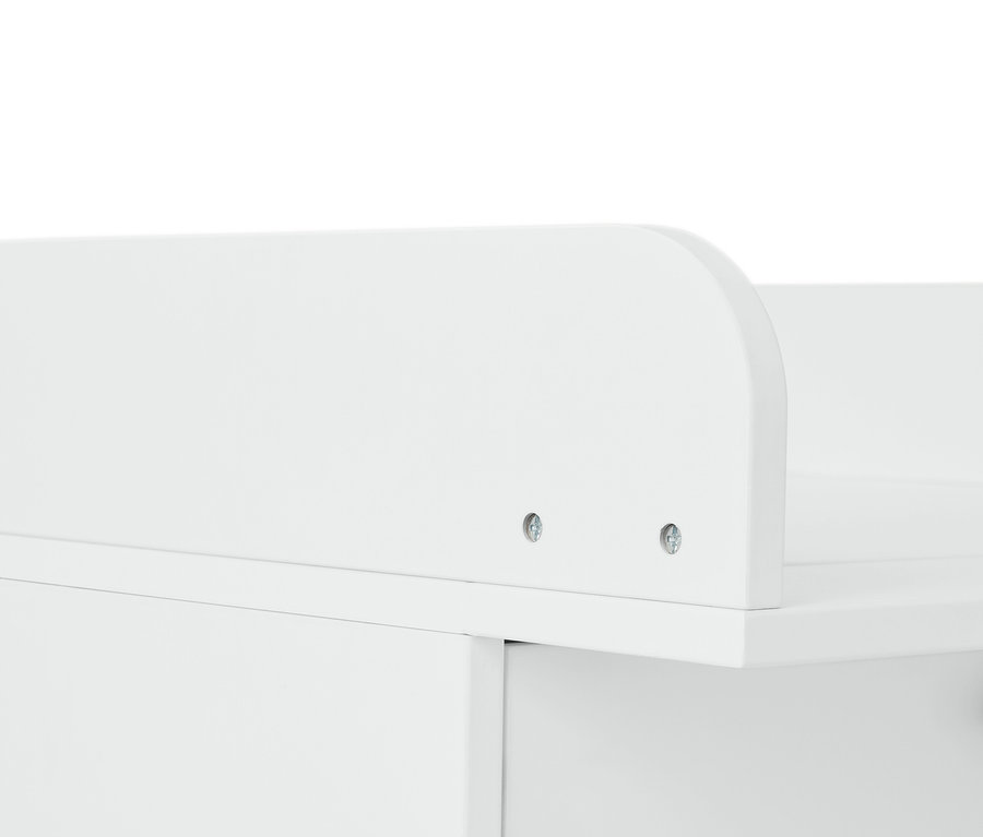 Detailný pohľad na biely kus nábytku so skrutkami.