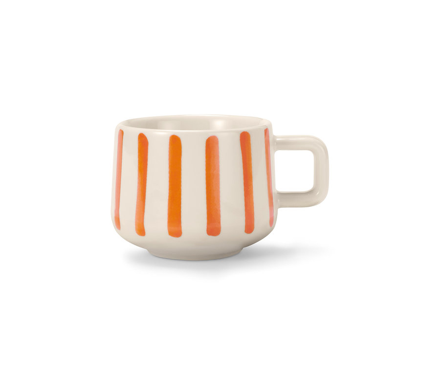 Krémová šálka na espresso s vertikálnymi oranžovými pruhmi a uchom vpravo.