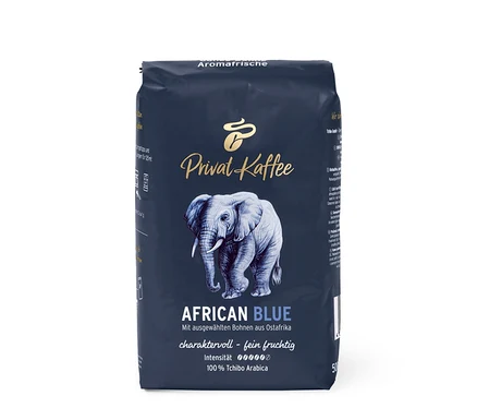 Balenie zrnkovej kávy Privat Kaffee African Blue – 500 g. Na obale je obrázok slona.