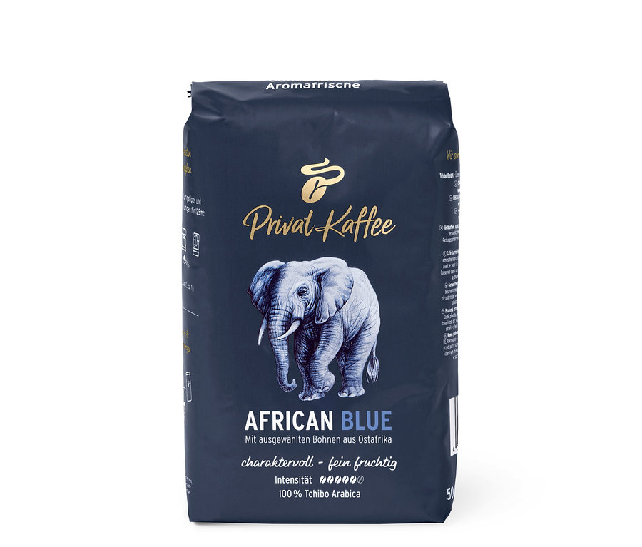 Balenie zrnkovej kávy Privat Kaffee African Blue – 500 g. Na obale je obrázok slona.
