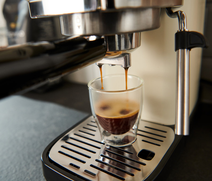 Espresso tečie z krémového pákového kávovaru »Lapressa« do pohára.