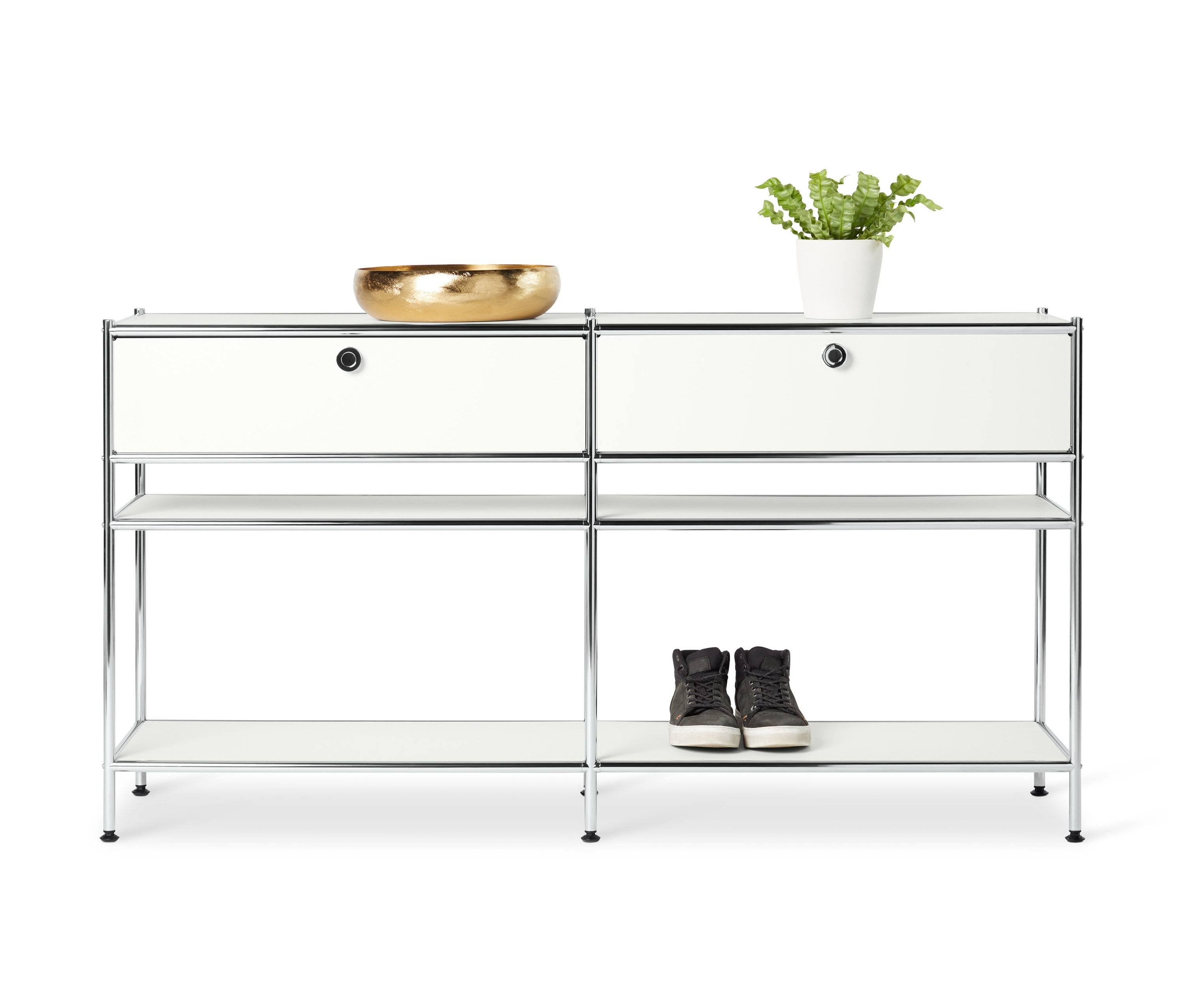 Dva biele kovové konzolové stolíky »CN3« s 2 zásuvkami stoja vedľa seba. Na vrchu ľavého stolíka je zlatá misa a na vrchu pravého stolíka je rastlina v bielom kvetináči. Na spodnej polici sú topánky.