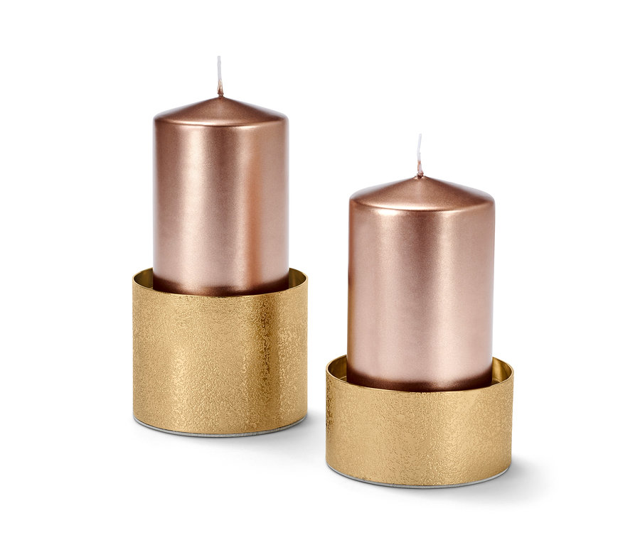 Dva svietniky s ružovo-zlatými sviečkami.