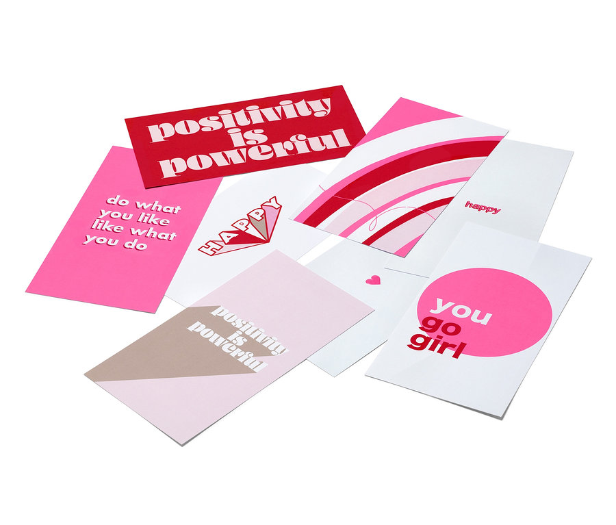 Súprava pohľadníc a obrázkov s rôznymi pozitívnymi nápismi a dizajnmi v odtieňoch ružovej.