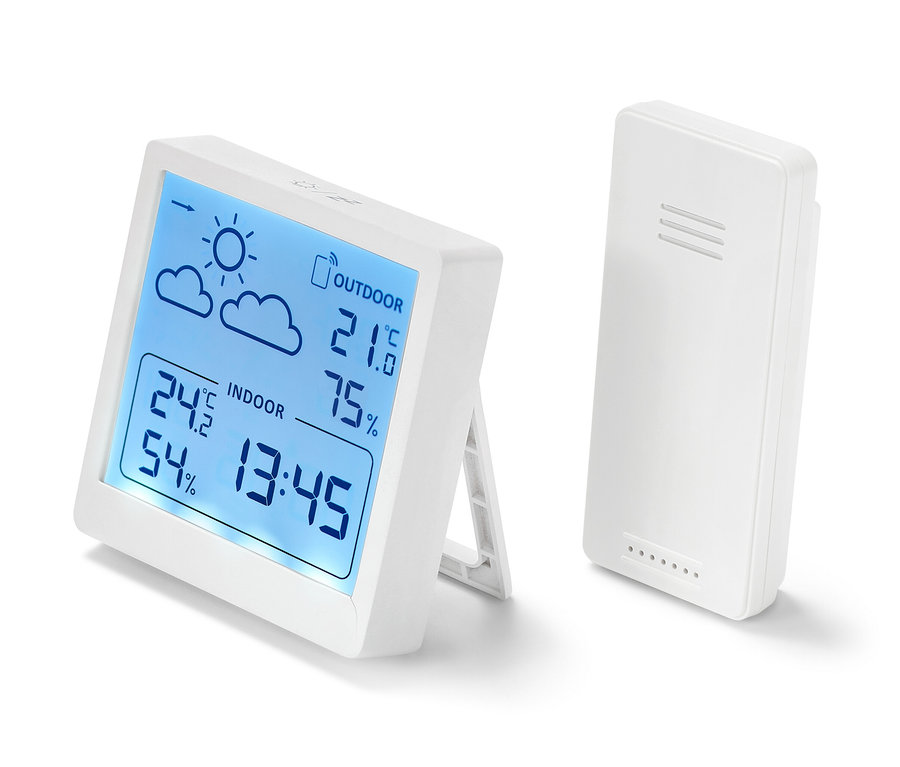 Dve biele meteostanice ukazujú teplotu a vlhkosť.