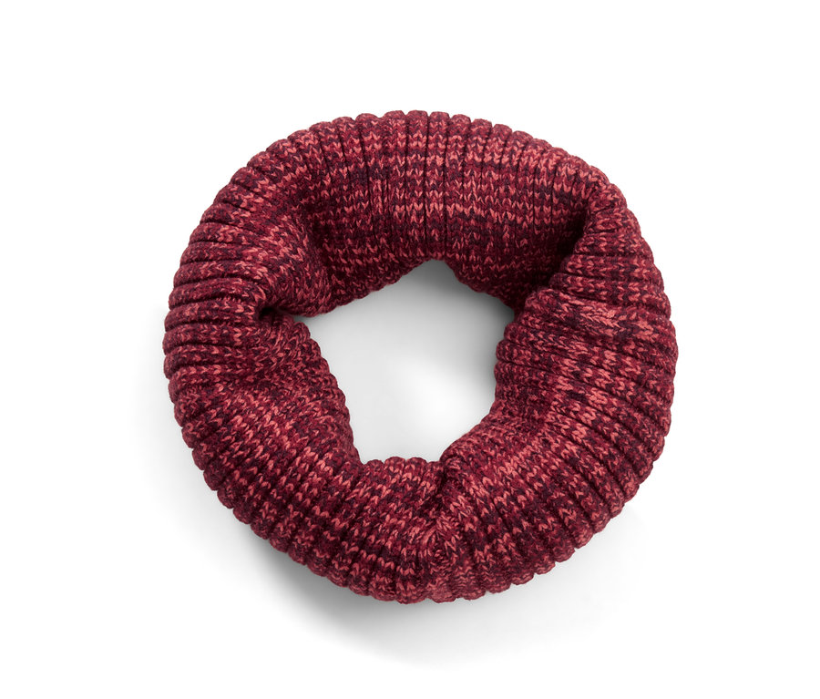 Pletený kruhový šál v melírovanom červenom odtieni leží na bielom pozadí.