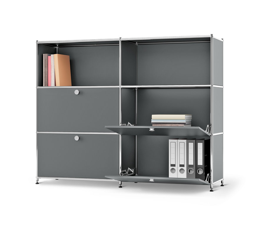 Sivá kovová komoda »CN3« s premiestniteľnými výklopnými priečinkami, s knihami a zakladačmi.