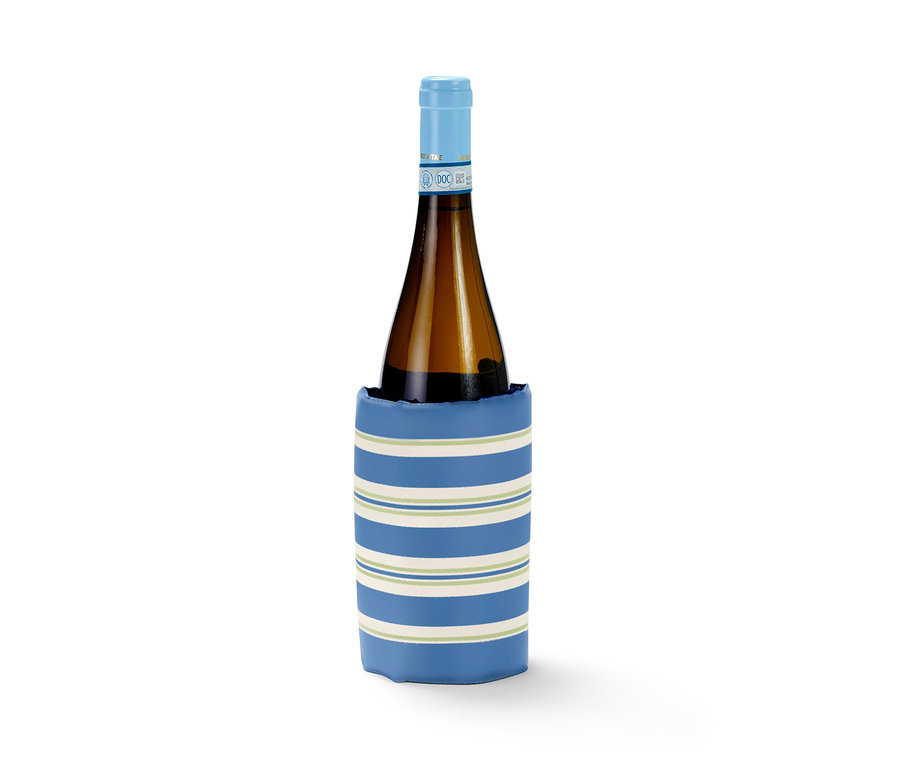 Fľaša v chladiacom obale na fľaše s modro-bielymi pruhmi.