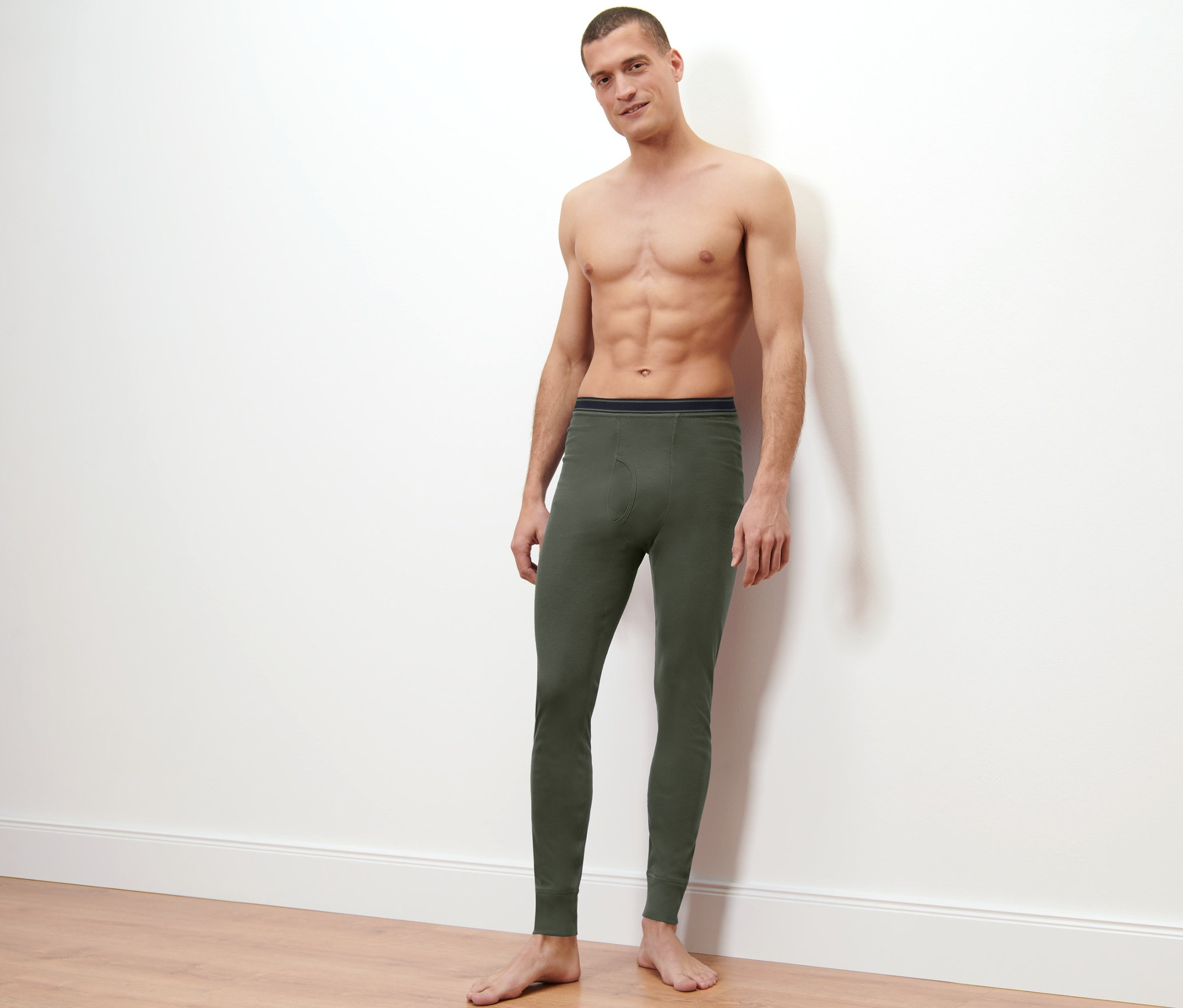 Muž pózuje na svetlom pozadí a má na sebe funkčné termospodky (2 ks).