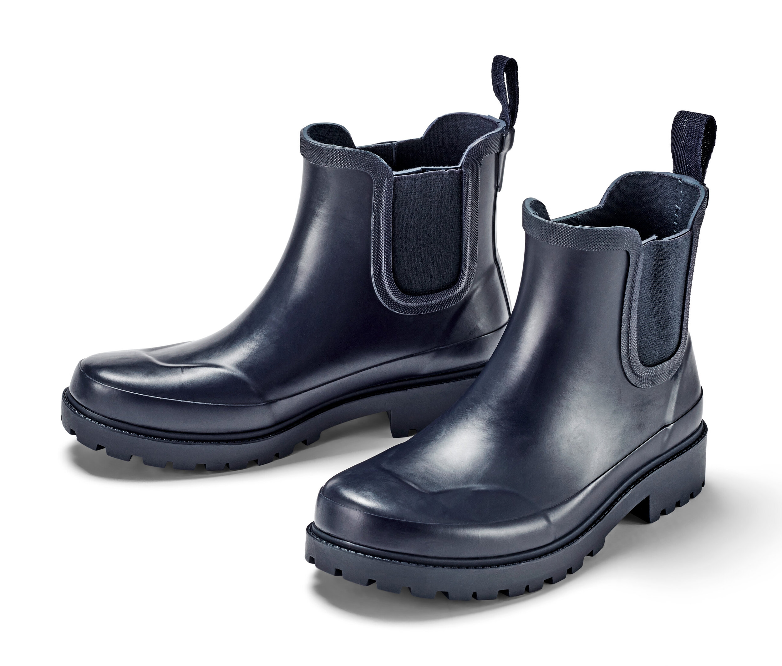 Dve krátke gumové čižmy na bielom pozadí.