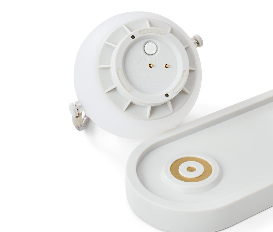 Detailný pohľad na súpravu stolových svietidiel s akumulátorom.