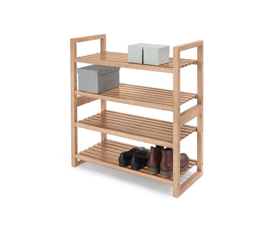 Štvorposchodové stohovateľné regály z masívneho dreva s uloženými krabicami a topánkami.