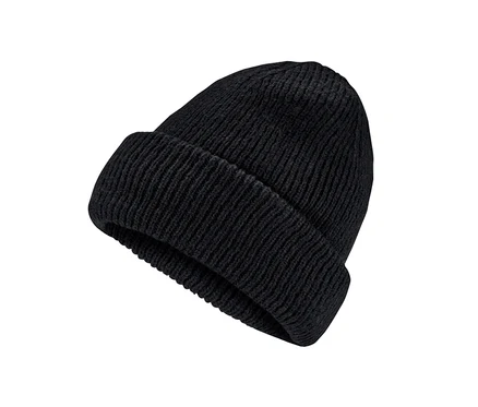 Čierna pletená čiapka.