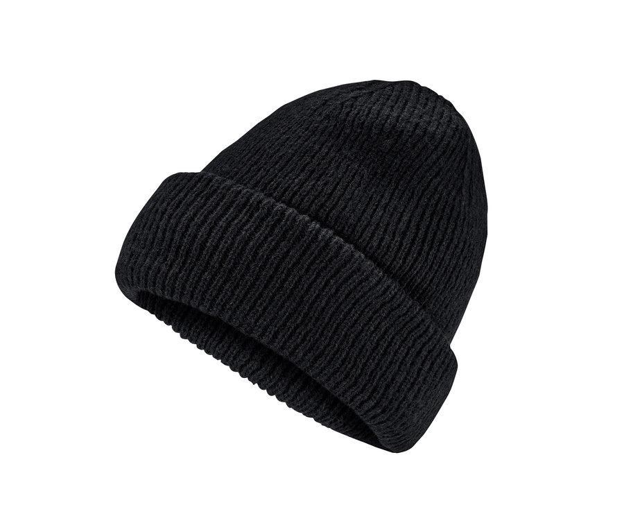 Čierna pletená čiapka.