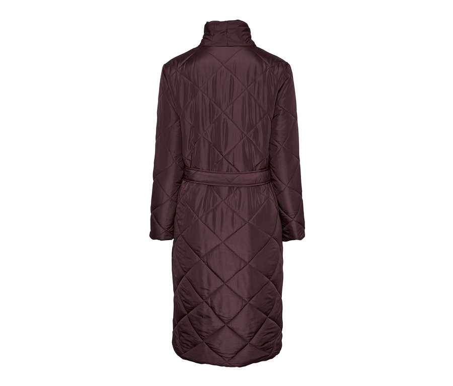 Prešívaný kabát v bordovej farbe, zadný pohľad.