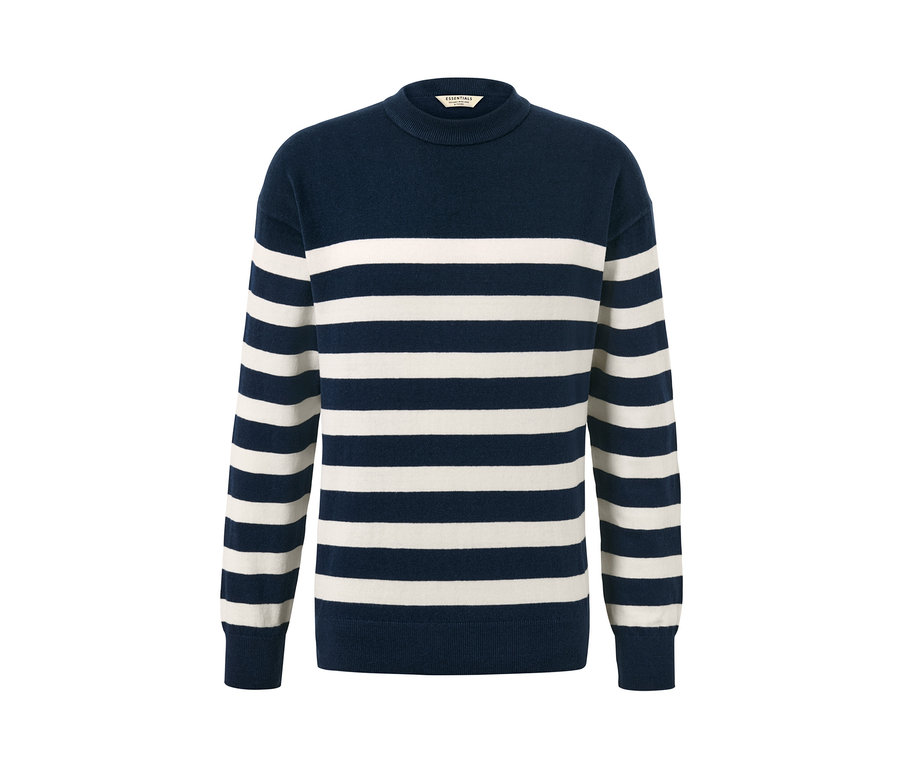 Pruhovaný pulóver s okrúhlym výstrihom.