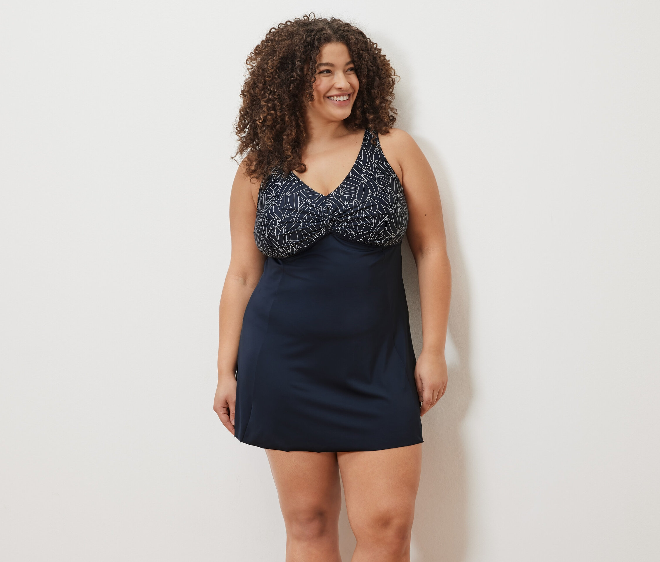 Žena sa usmieva a má na sebe plavky.