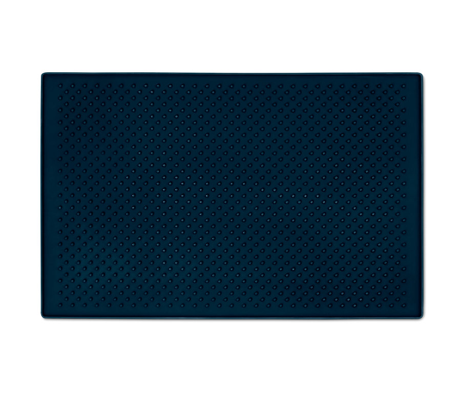 Detailný záber na modrú podložku pod misku na kŕmenie.